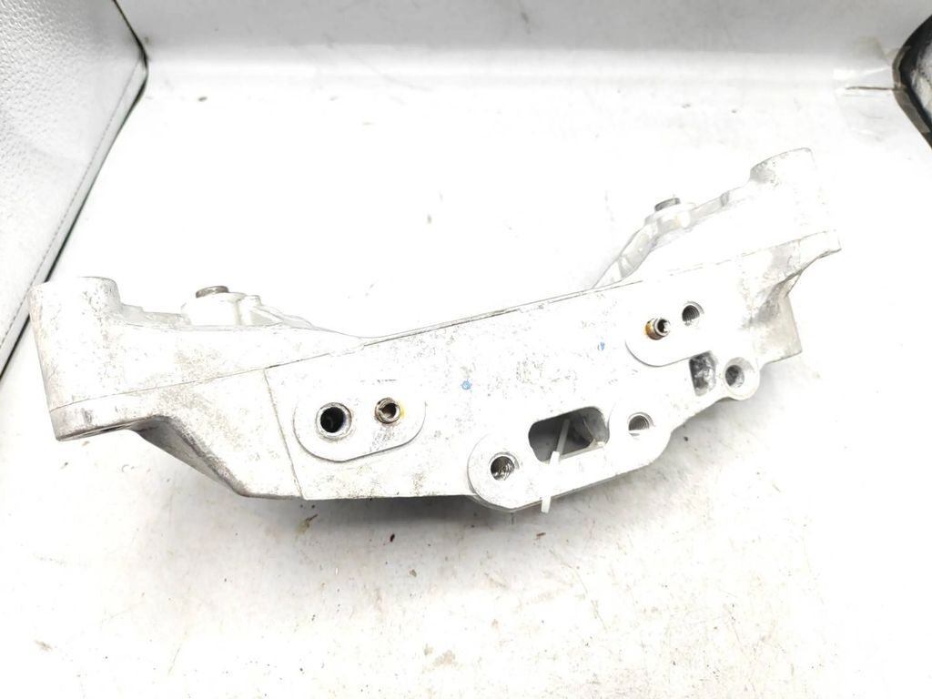 Peugeot 308 1.2i 2007 Petrol Engine mounting bracket 9674960380