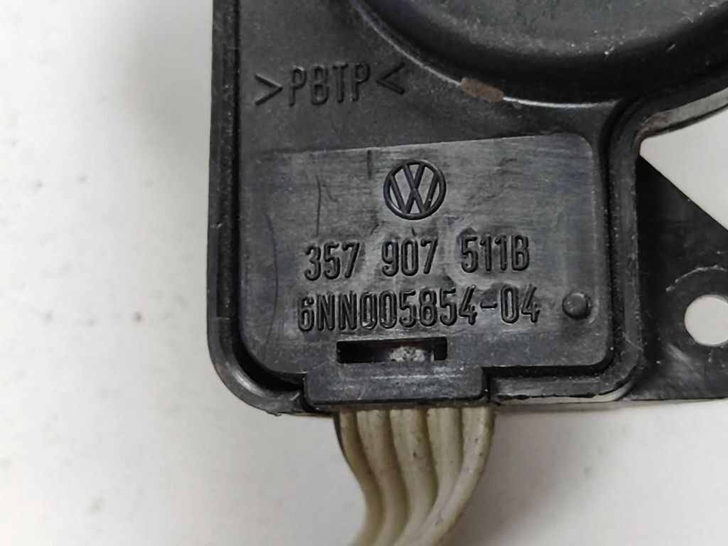 Volkswagen PASSAT B4 1995 Air heater flap actuator motor 357907511B