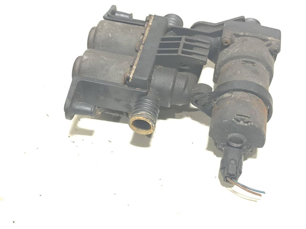 BMW 5 E39 530D Diesel 2002 Water heater control valve 8372004