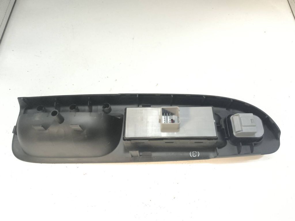 Volkswagen PASSAT B6 2008 Front Left Electric window control switch
