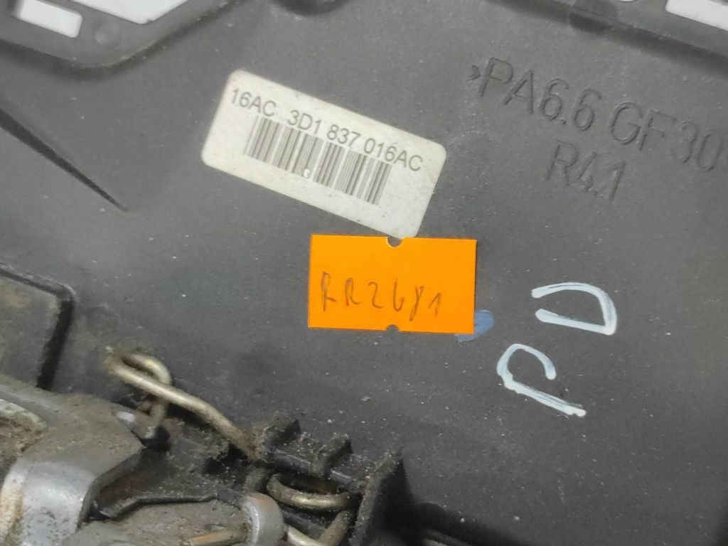Volkswagen Golf V 2003 Right front door lock 3D1837016AC