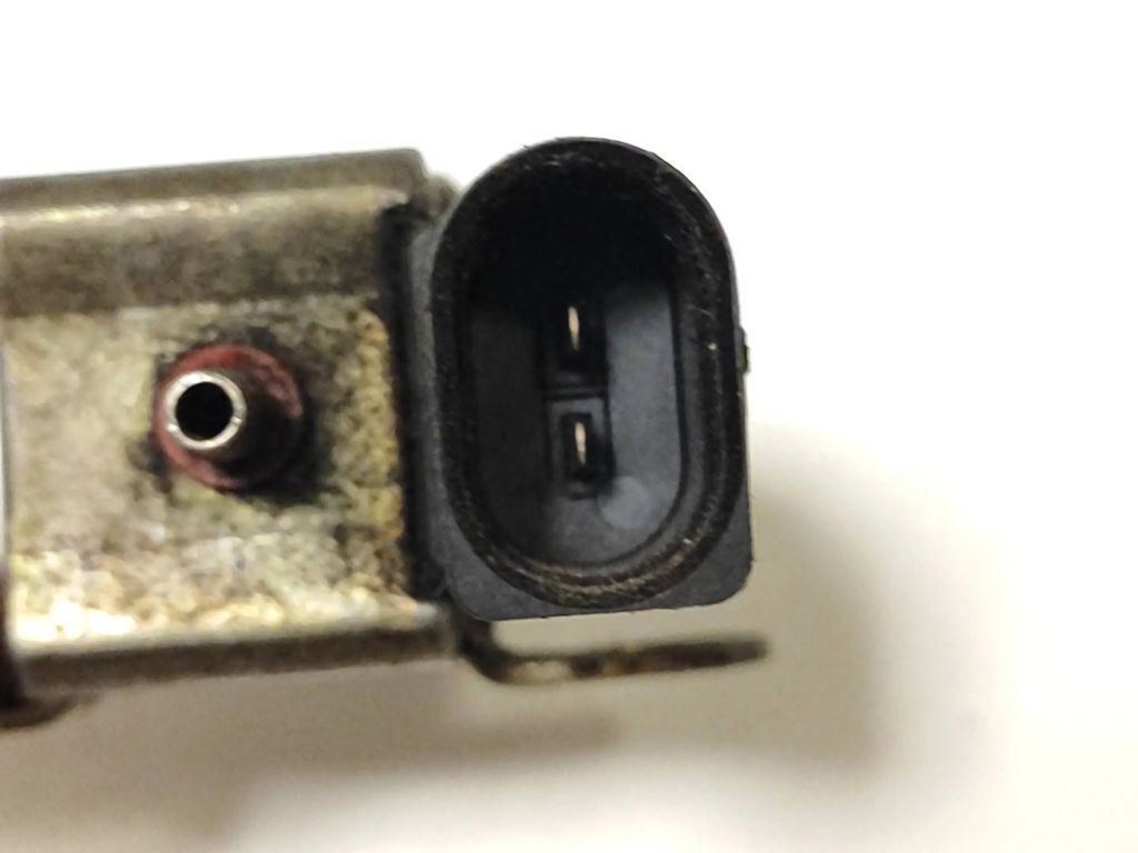 Audi A4 S4 B5 8D Petrol 2001 Engine solenoid valve 028906283N