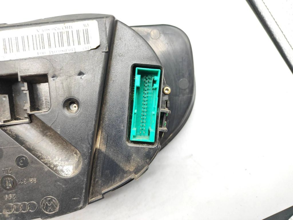 Volkswagen PASSAT B5.5 2002 LHD speedometer instrument cluster 3B0920805A