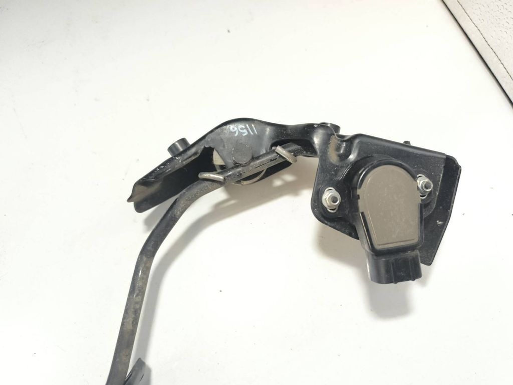Toyota Avensis T250 2006 Diesel accelerator throttle pedal 8928152021