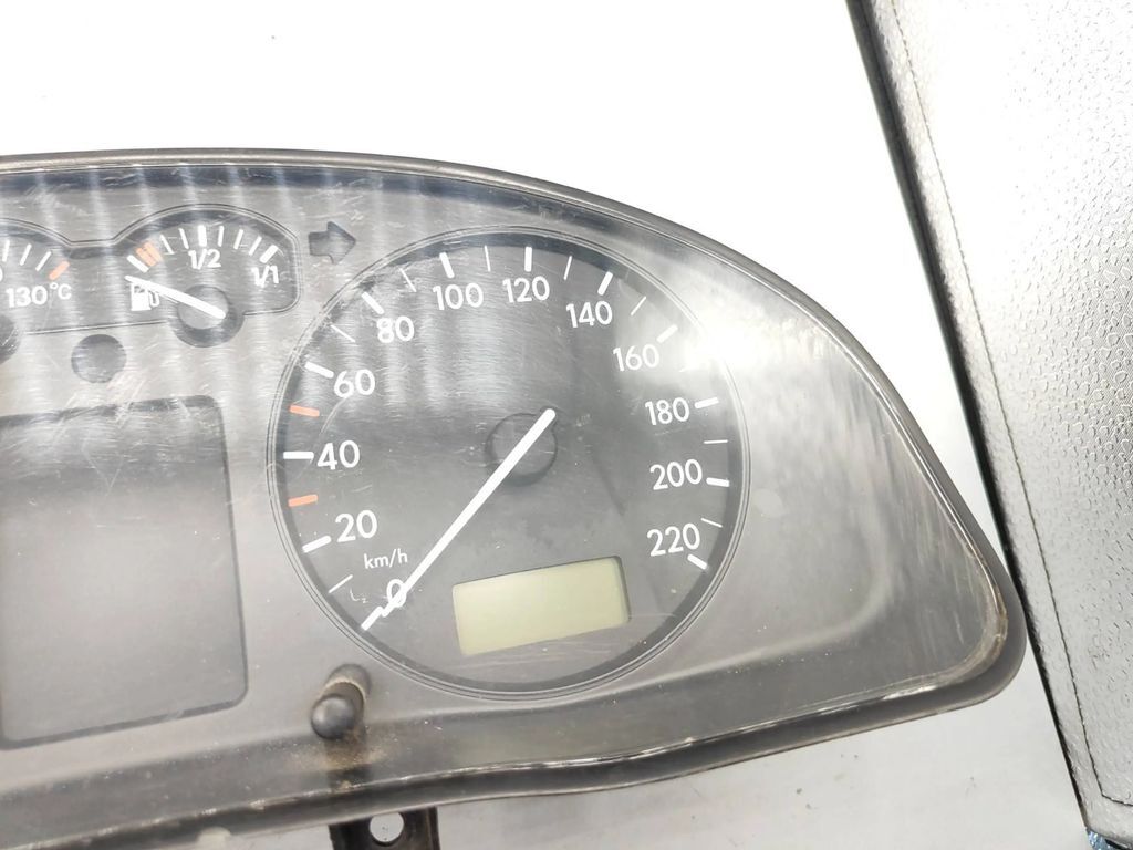 Volkswagen PASSAT B5 1.9TDI 1997 speedometer instrument cluster 3B0919880D