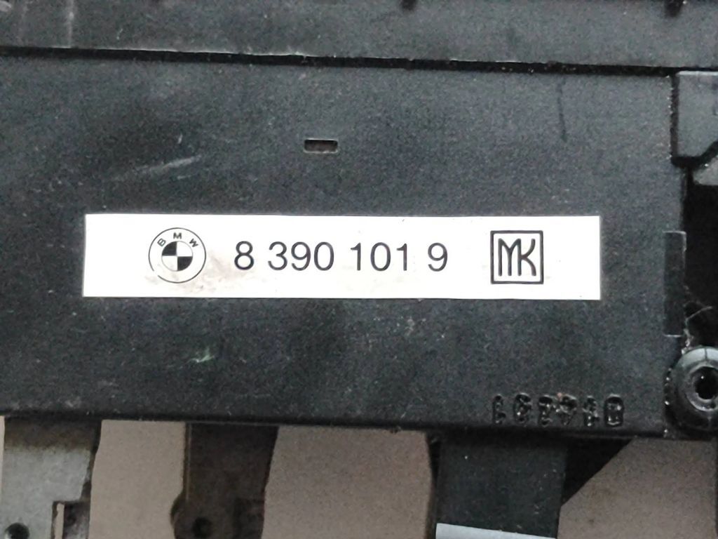 BMW 5 E34 525i Petrol 1993 Climate control unit module 8390070