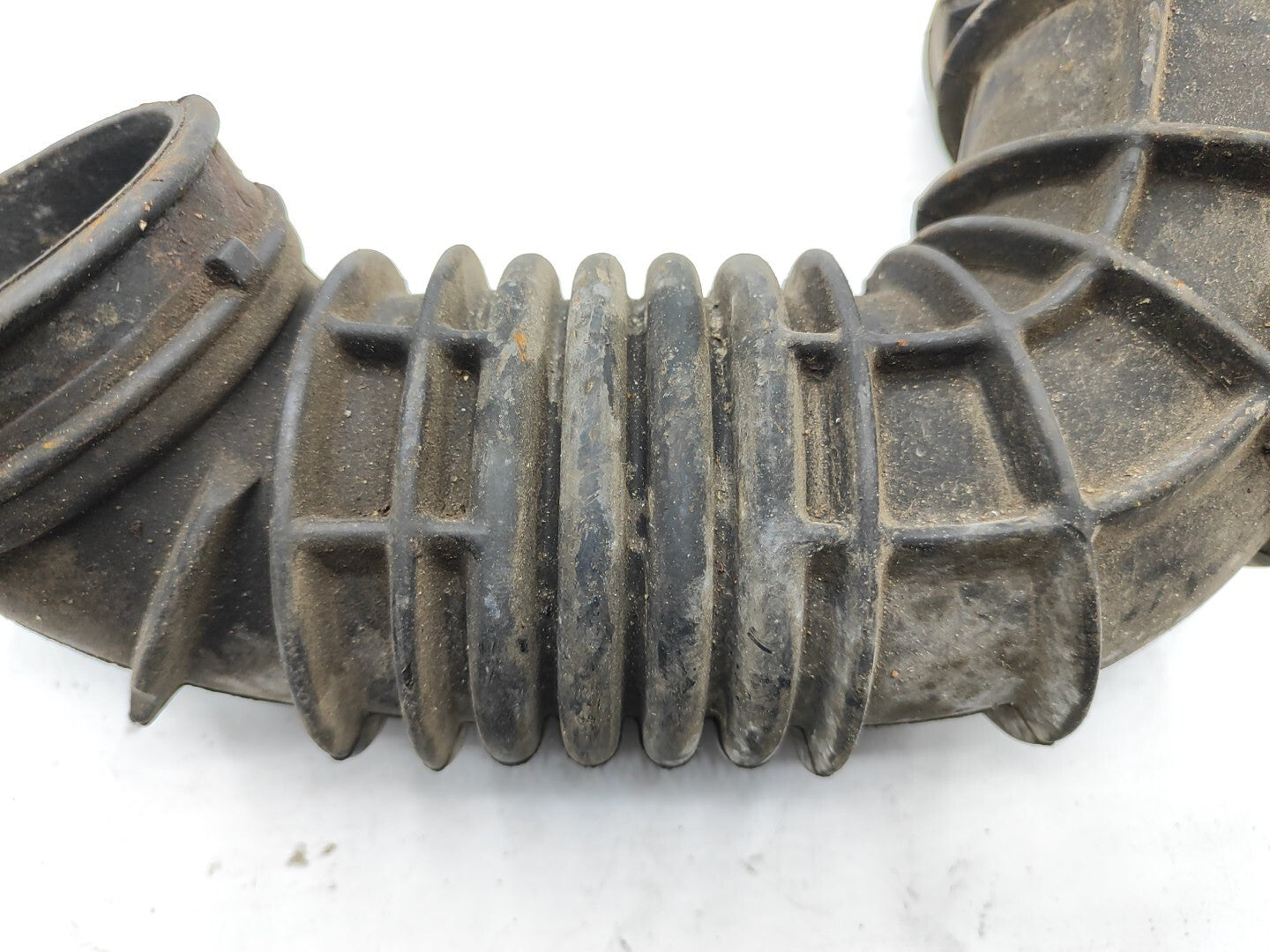 Ford Focus MK1 1.6i 74kW 2001 Engine Air Intake Pipe Hose 98AB9R504AD