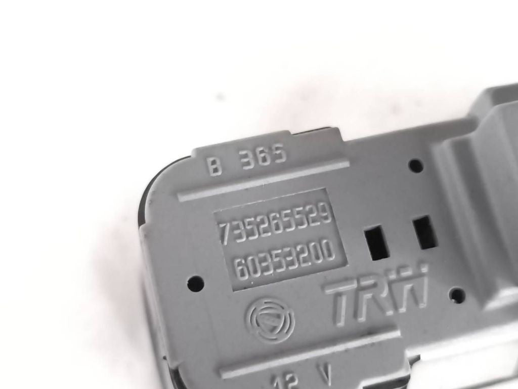 Alfa Romeo 147 1.9JTD 85kW 8V 2005 Center Console Switch 60353200