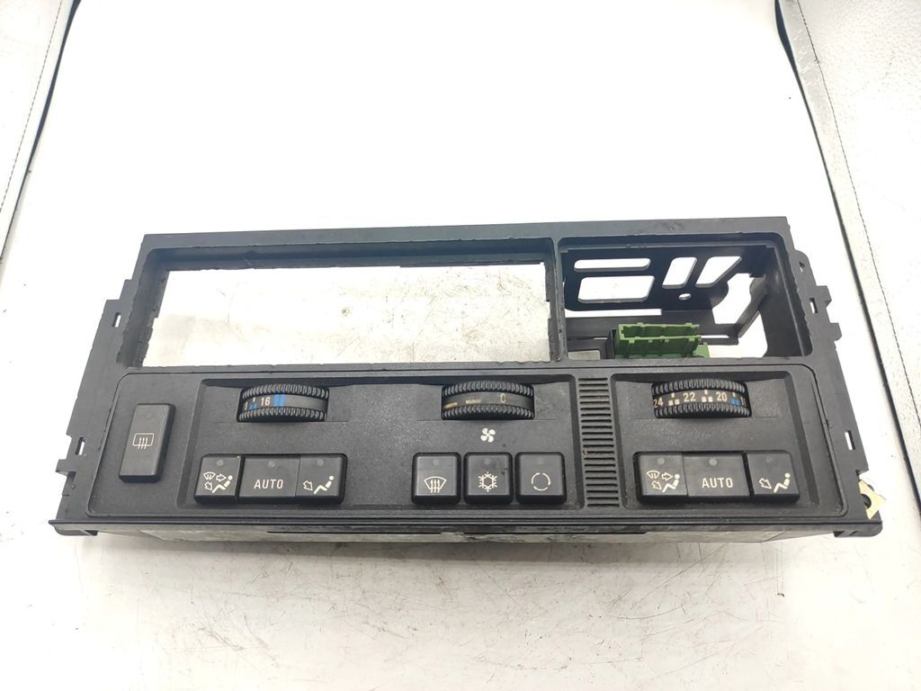 BMW 5 E34 1992 AC Climate control unit module switches 8390170