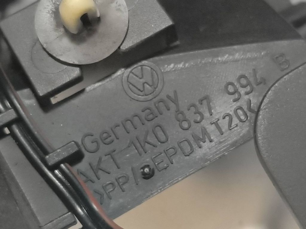 Volkswagen Golf V 2003 Front right door speaker tweeter trim