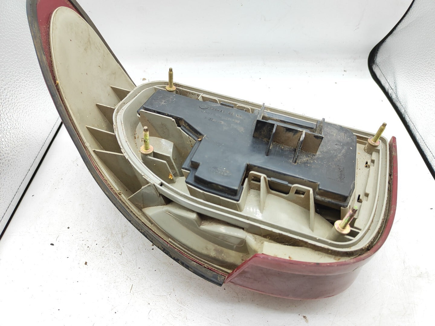 Ford Mondeo Hatch 1995 Rear Left Side Taillight Lamp Light 93BG13N004