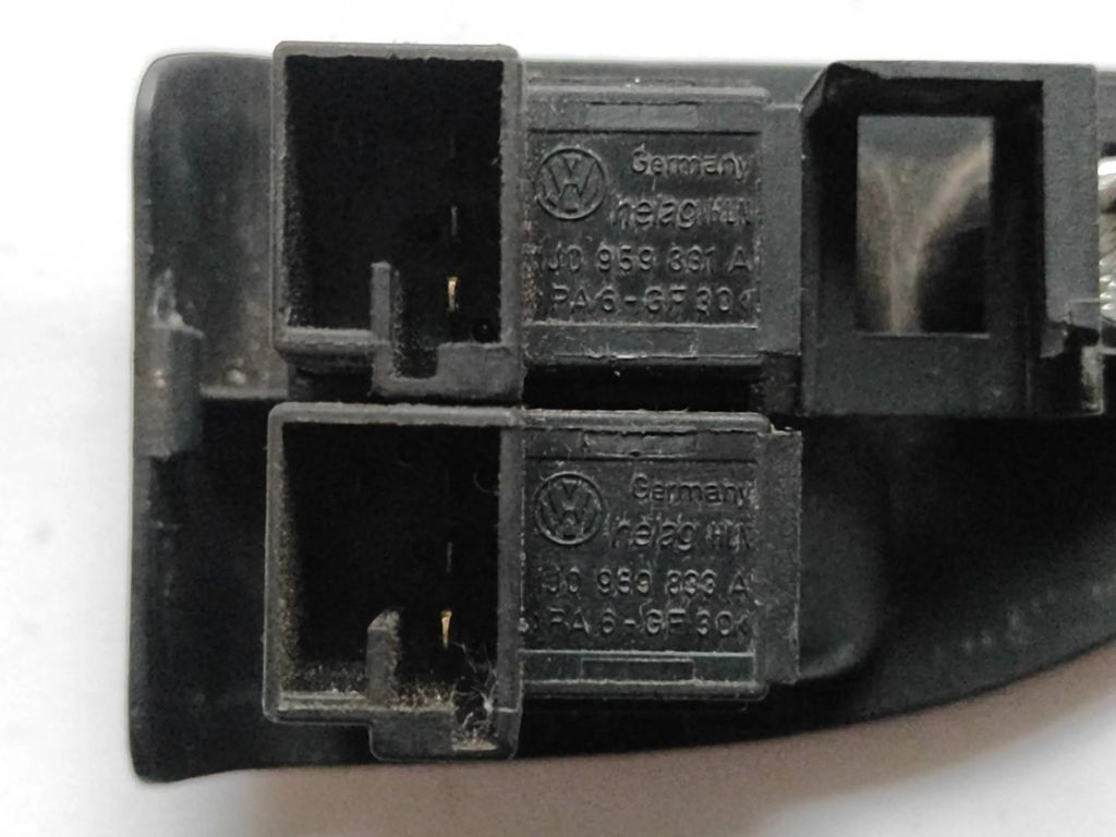 Volkswagen PASSAT B5.5 2001 Diesel Fuel tank opening switch 1J0959833A