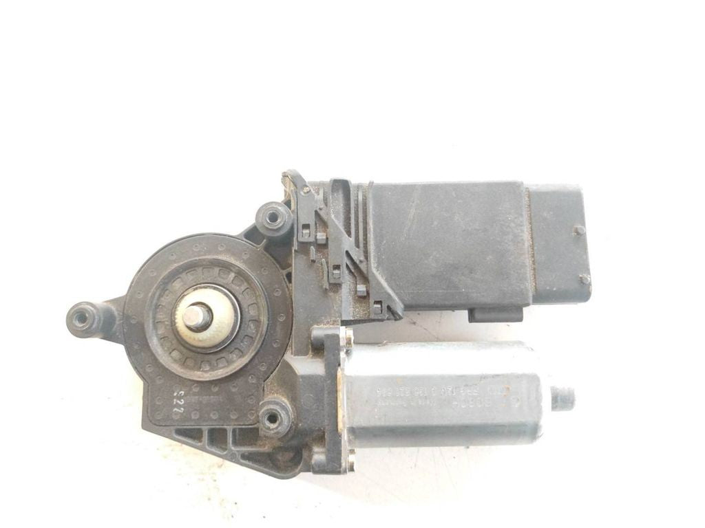 Volkswagen PASSAT B5 1998 front right window regulator motor 0130821694