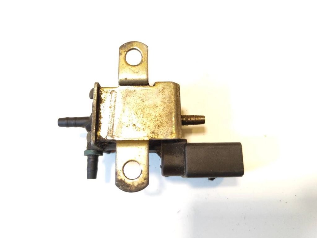 Audi A4 S4 B5 8D Petrol 2001 Engine solenoid valve 028906283N