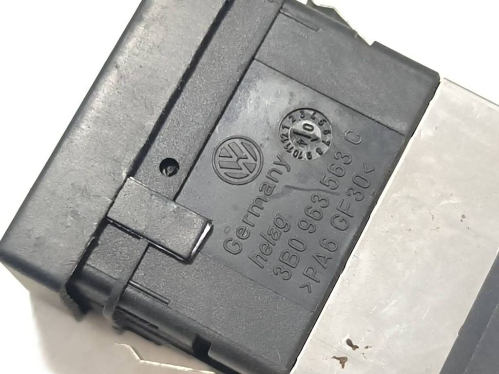 Volkswagen PASSAT B5.5 2003 Seat heating switch 3B0963563C