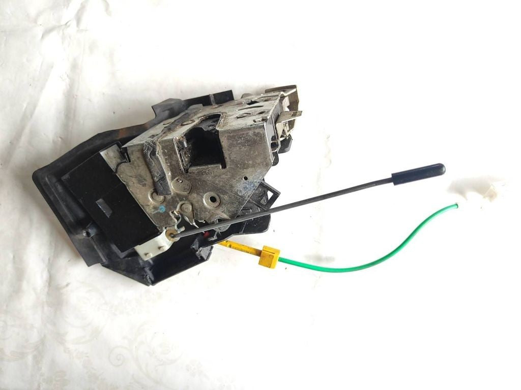 BMW 5 E39 1997 LHD Front left door lock 8352165