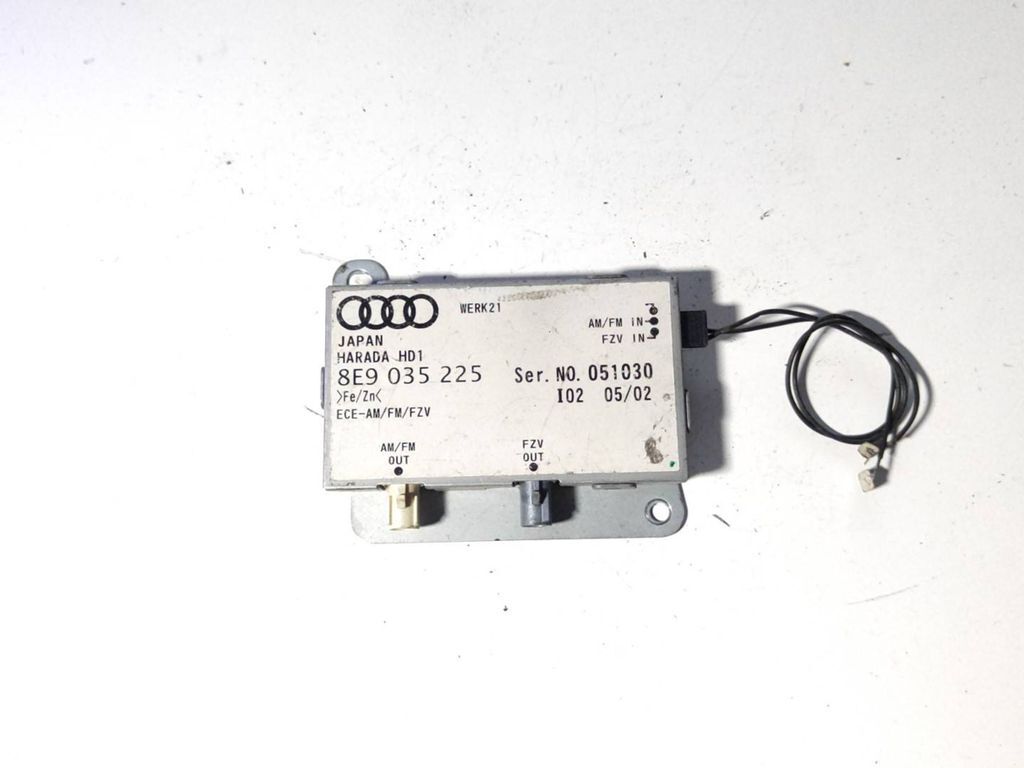 Audi A4 S4 B6 8E 8H 2002 Radio Aerial antenna amplifier 8E9035225
