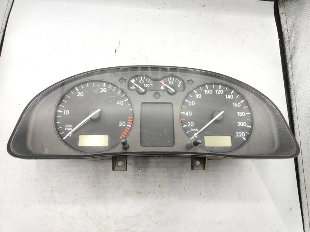 3B0919880D Volkswagen PASSAT B5 1997 speedometer instrument cluster