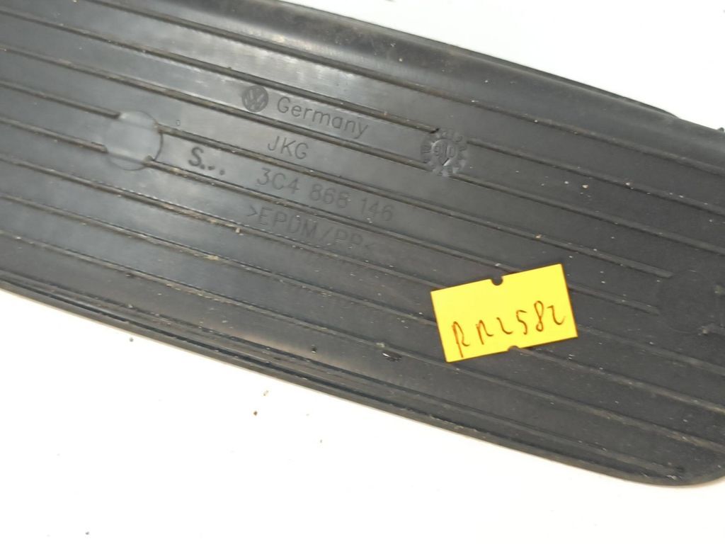 Volkswagen PASSAT B6 2007 Rear right glove box pad 3C4868146