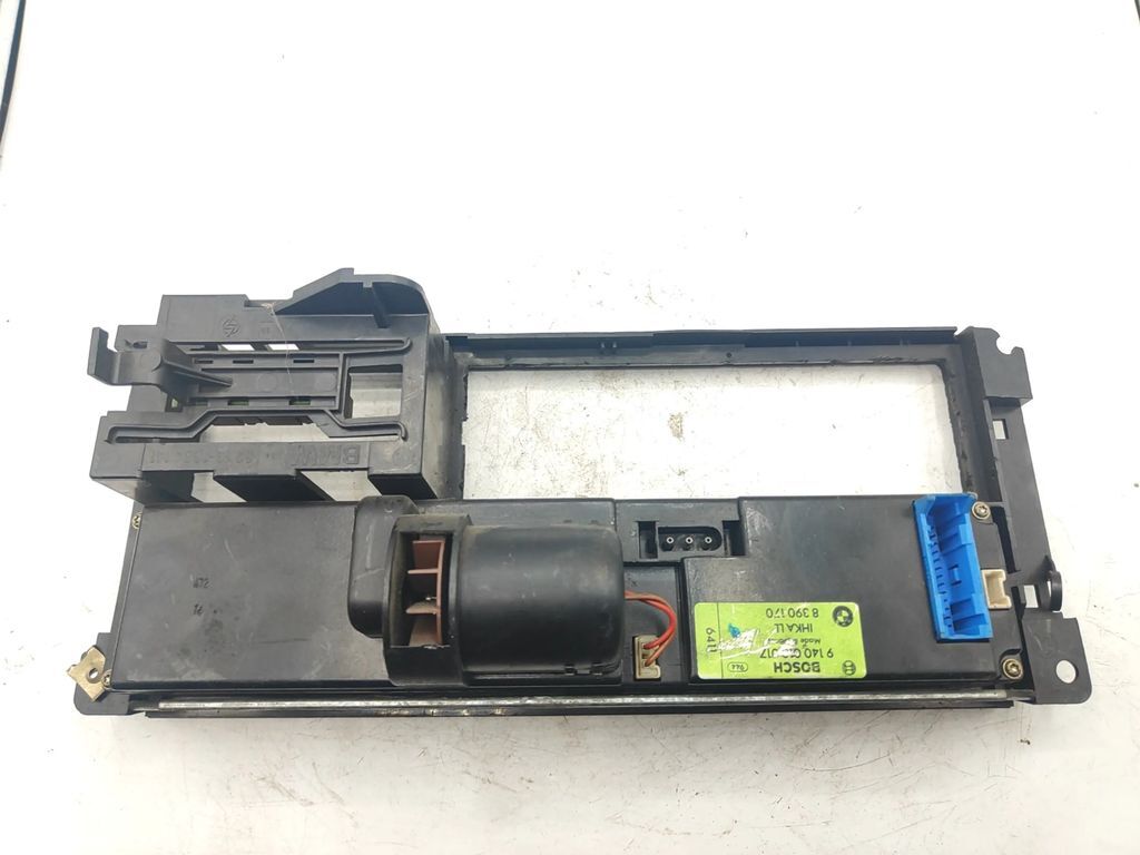 BMW 5 E34 1992 AC Climate control unit module switches 8390170