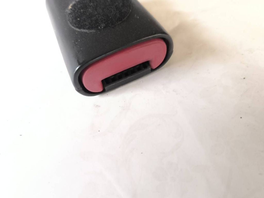 Alfa Romeo 147 1.9JTD 85kW 8V 2005 LHD Front right seat belt buckle 1002547