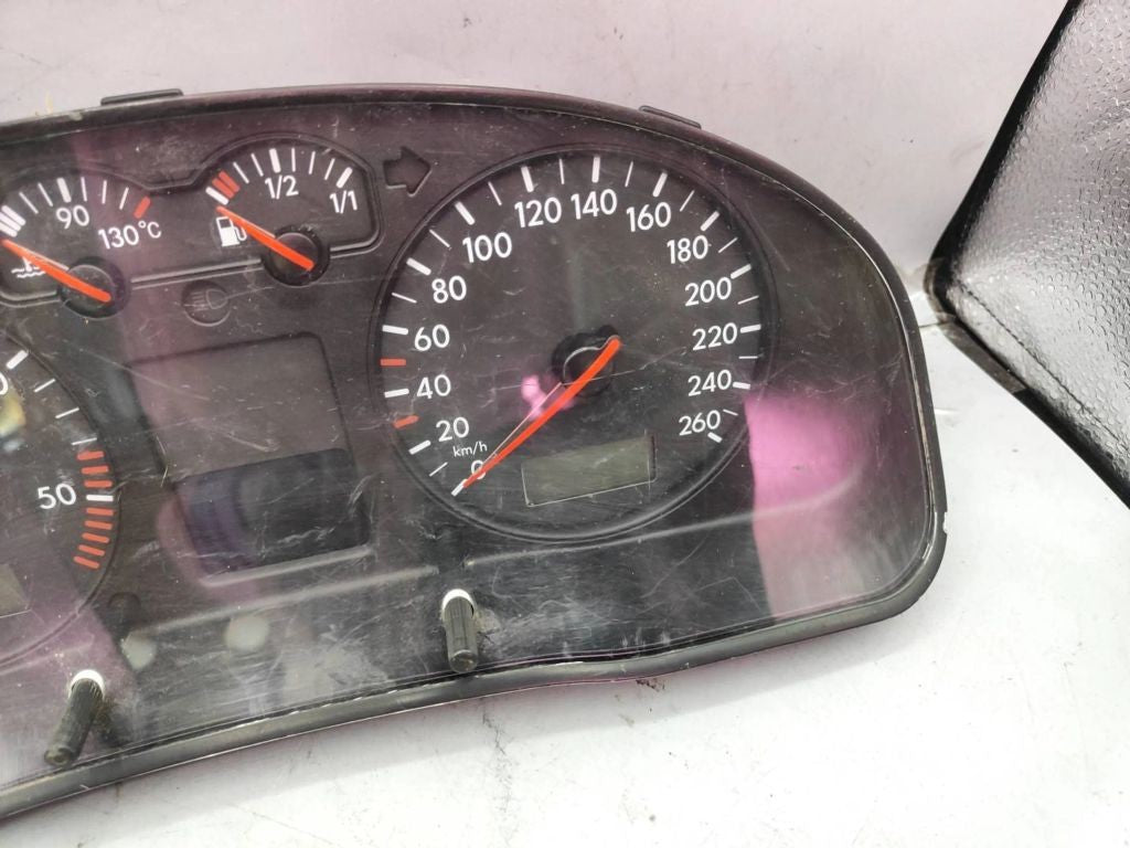 3B0920822A Volkswagen PASSAT B5 TDI 2000 speedometer instrument cluster