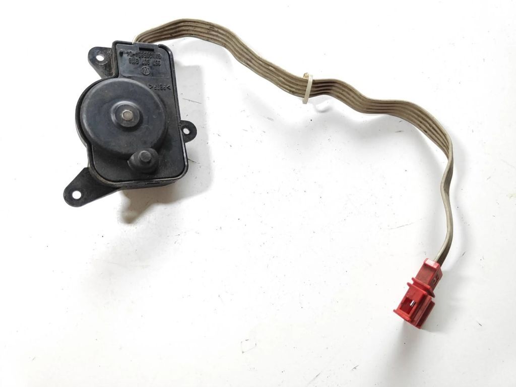 Volkswagen PASSAT B4 1995 Air heater flap actuator motor 357907511B