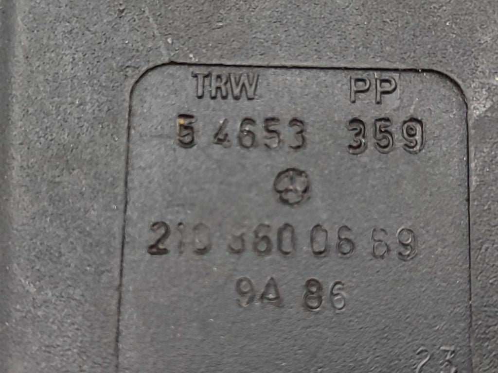 Mercedes-Benz E W210 2000 Middle belt buckle 2108600669