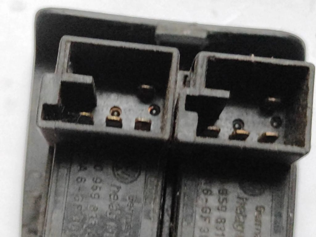 Volkswagen PASSAT B5.5 2001 Diesel Fuel tank opening switch 1J0959833A