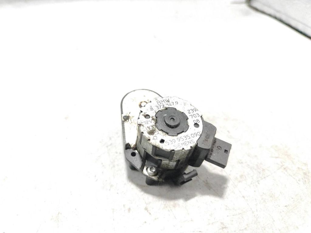 BMW 5 E39 1996 Air heater flap actuator motor 8372147