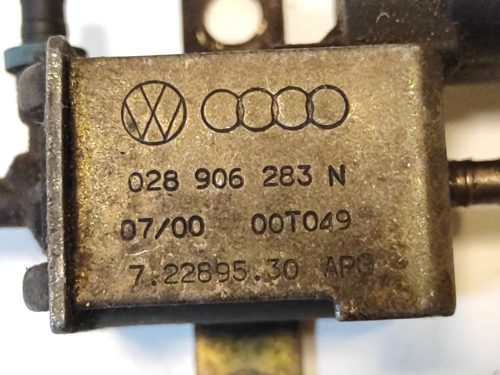 Audi A4 S4 B5 8D Petrol 2001 Engine solenoid valve 028906283N