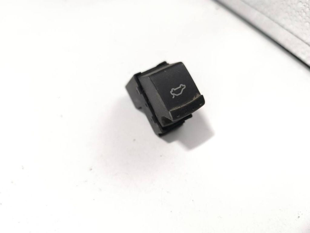 Volkswagen PASSAT B5.5 2003 Tailgate opening switch 1J0959831A