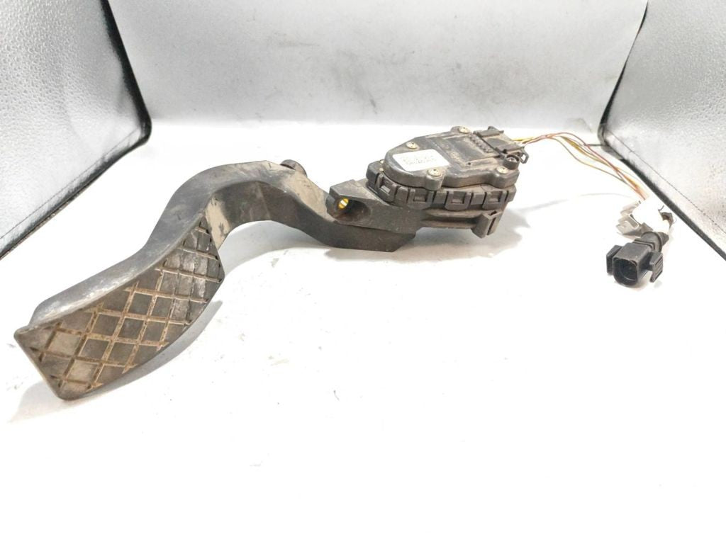 Volkswagen PASSAT B5 2000 accelerator throttle pedal 8D1723523H