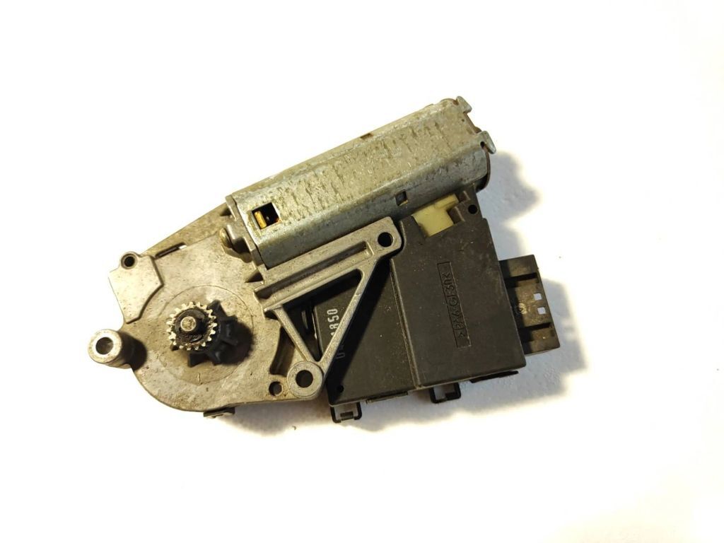 BMW 5 E39 520i 1999 Sunroof electric motor actuator 8377939