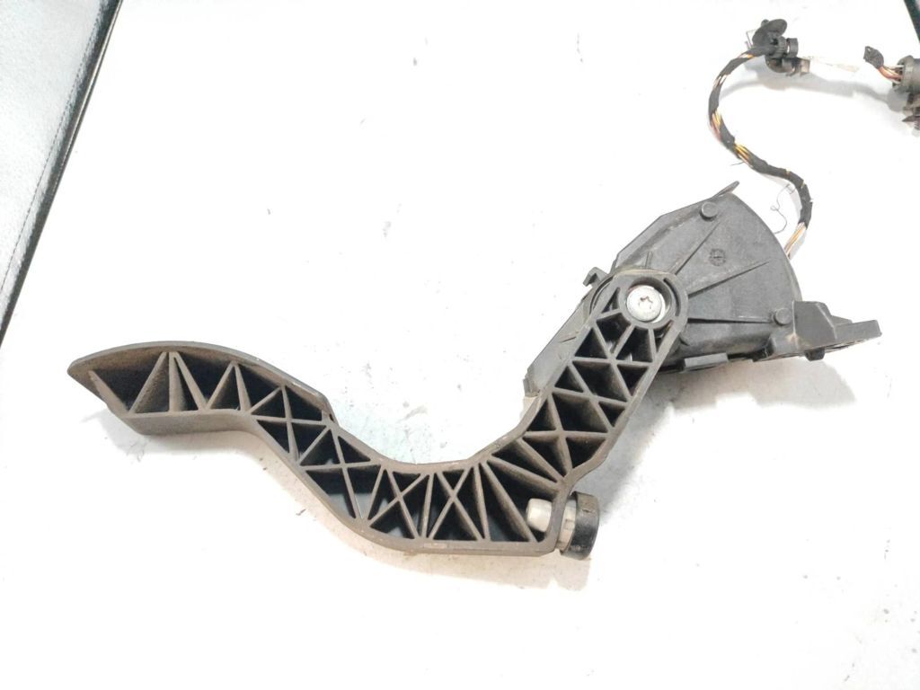 Volkswagen PASSAT B5 2000 Petrol accelerator throttle pedal 8D1723523H