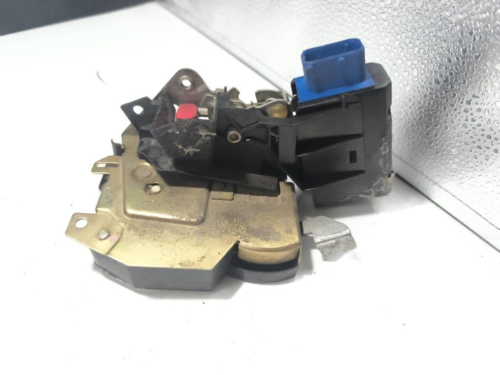 BMW 3 E36 1992  rear left door lock 67111387607