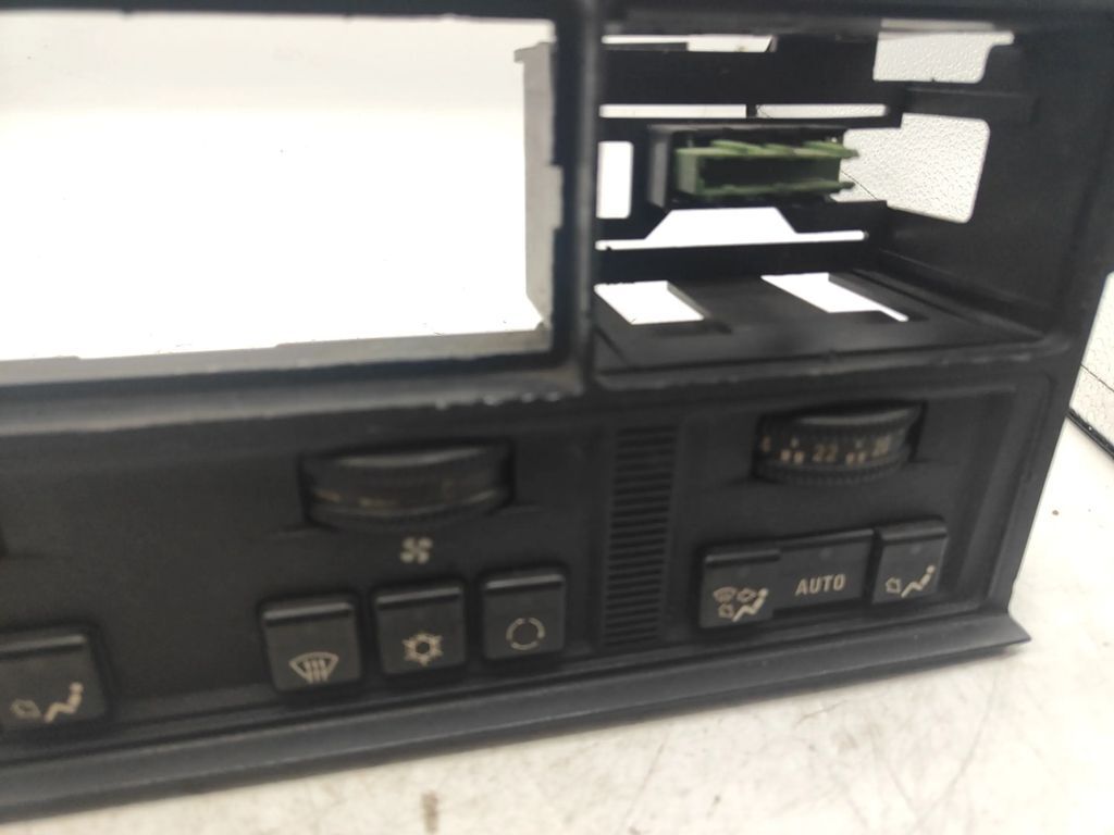BMW 5 E34 1992 AC Climate control unit module switches 8390170