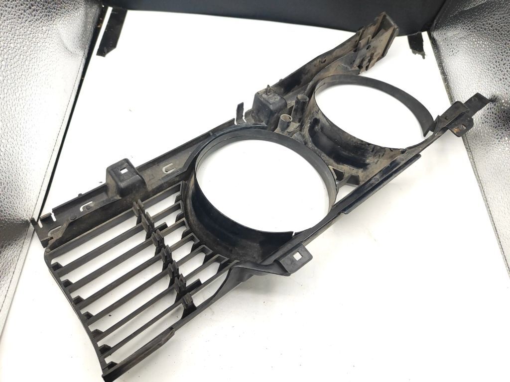 BMW 5 E34 1992 Front left side bumper upper radiator grill