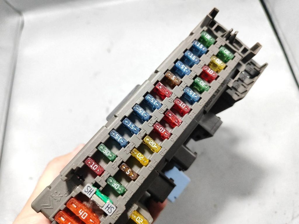 Peugeot 607 2.2i 2002 Fuse SAM Unit module 9648723680