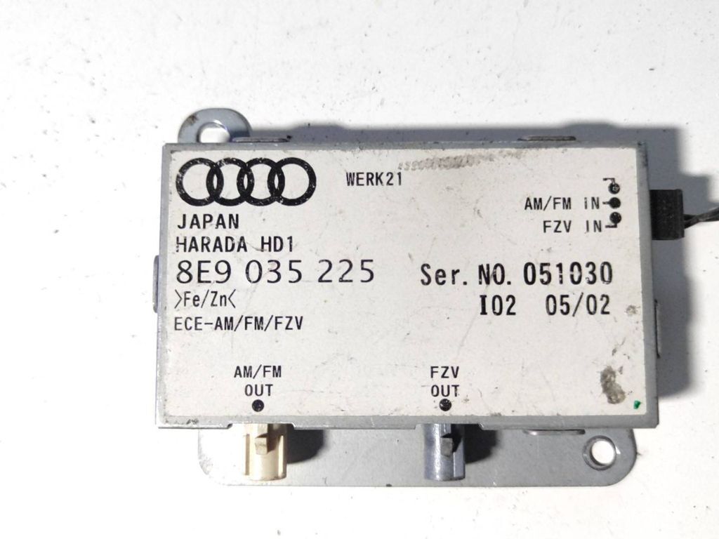 Audi A4 S4 B6 8E 8H 2002 Radio Aerial antenna amplifier 8E9035225