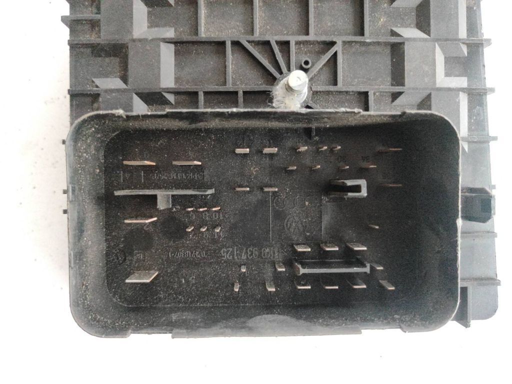 Volkswagen Golf V 2003 Fuse module 017181301