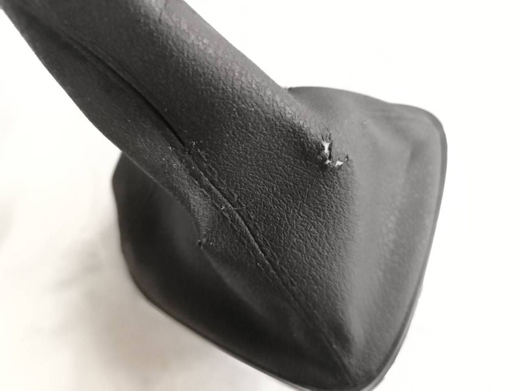 Alfa Romeo 147 1.9JTD 85kW 8V 2005 LHD Gear lever shifter trim leather