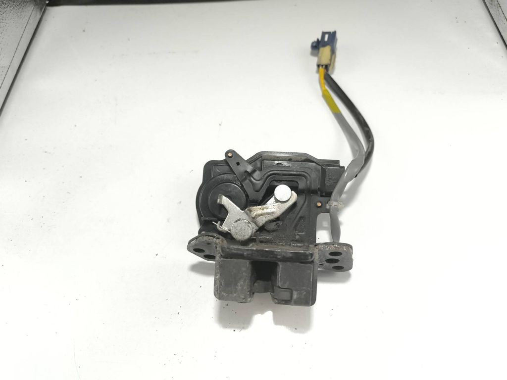 Toyota Avensis T250 2006 Tailgate trunk boot lock catch latch