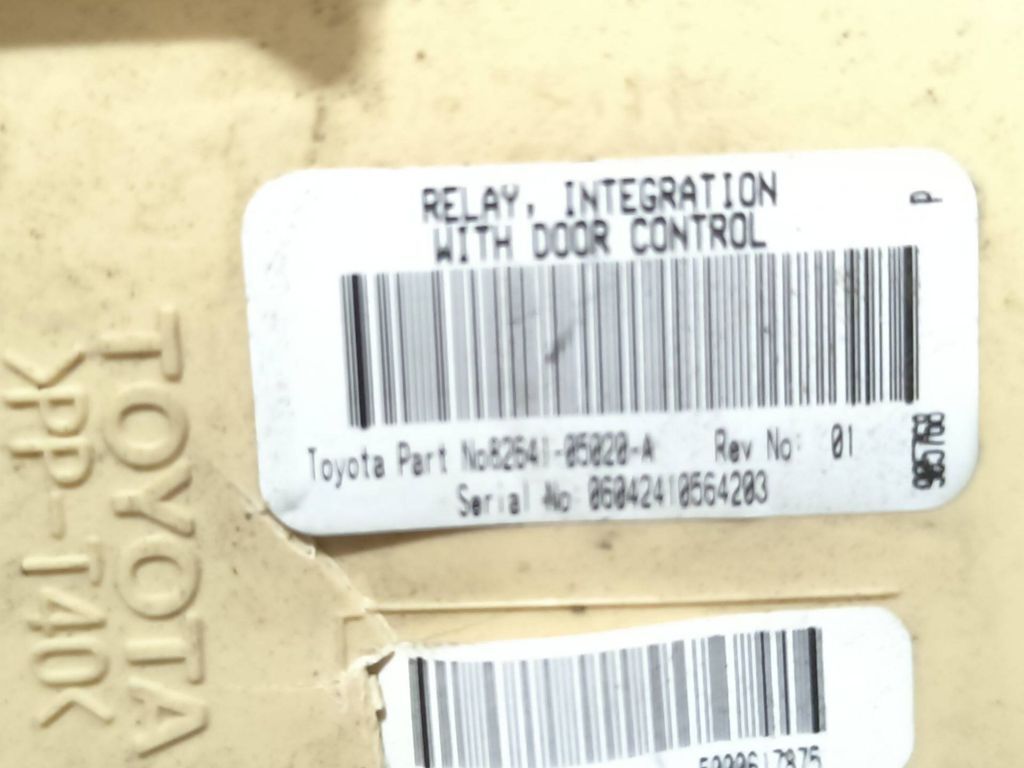 Toyota Avensis T250 2.2D-CAT 2006 Fuse module 8264105020A