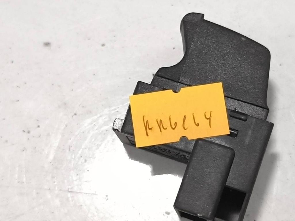 Volkswagen PASSAT B5.5 2003 Tailgate opening switch 1J0959831A