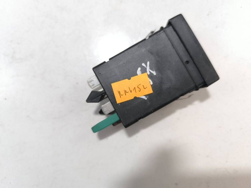 Volkswagen PASSAT B5.5 2003 Seat heating switch 3B0963563C