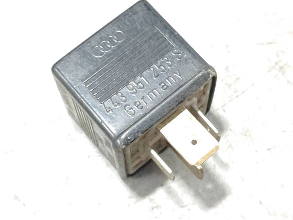 Audi 100 S4 C4 1994 relay 443951253S