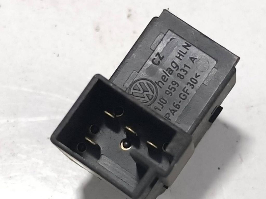 Volkswagen PASSAT B5.5 2003 Tailgate opening switch 1J0959831A
