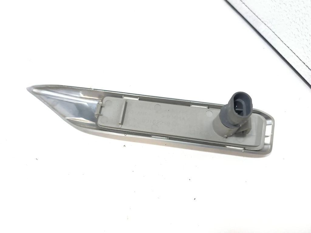 Opel Tigra B 1.4i 2005 front right fender wing turn indicators light