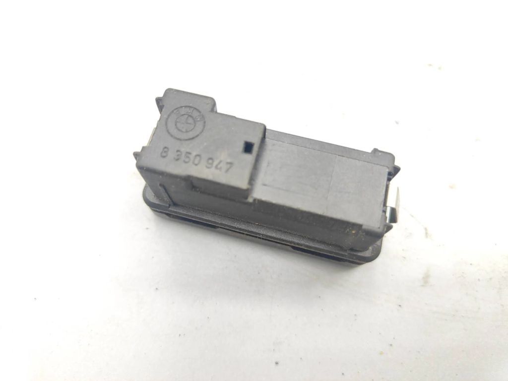 BMW 5 E39 520i 125kW 2003 Hazard light switch 8350947